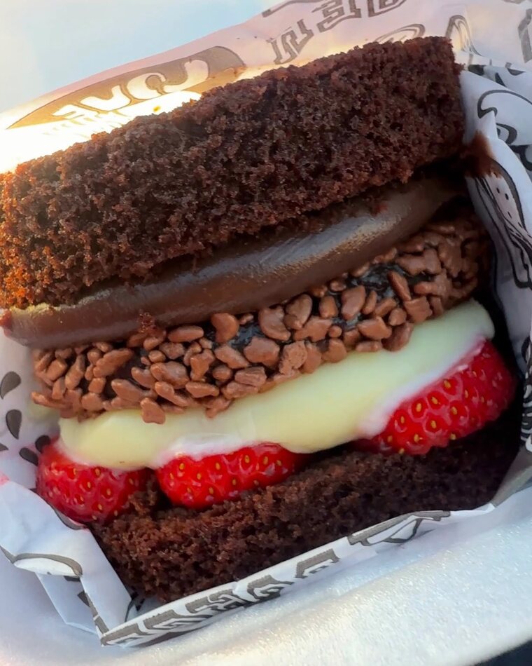X-Burguer Mesclado: bolo de chocolate com brigadeiro, granulado, creme de ninho e morango